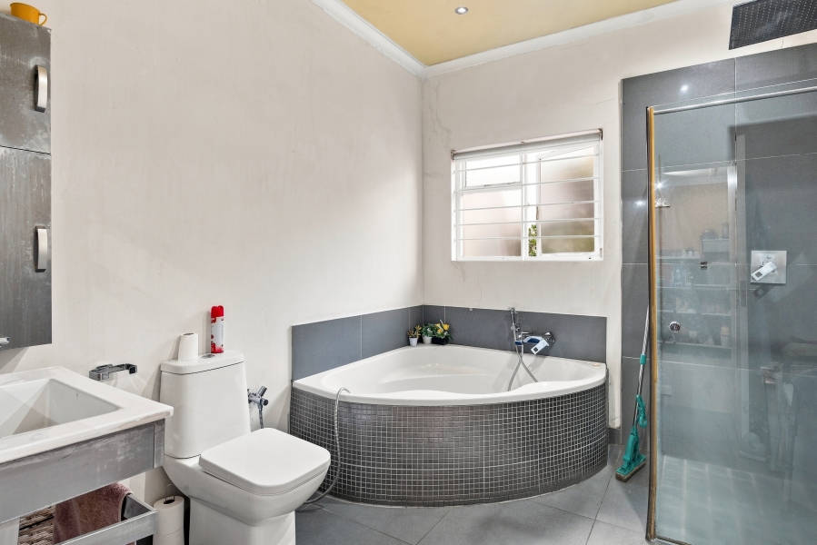 6 Bedroom Property for Sale in Woodstock Western Cape